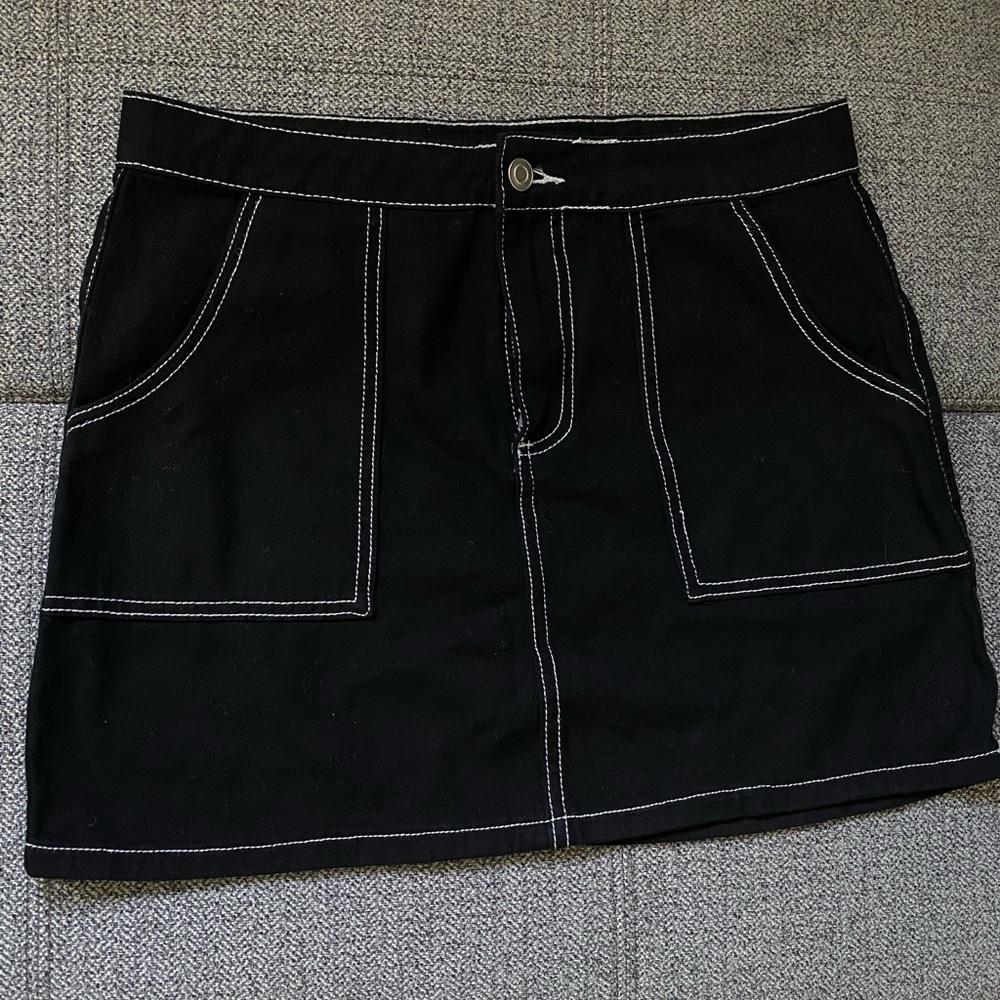 BRAND NEW FOREVER 21 BLACK SKIRT